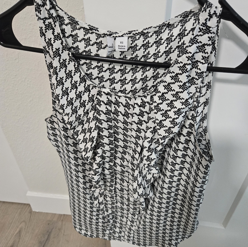 Black and White Houndstooth Sleeveless Top